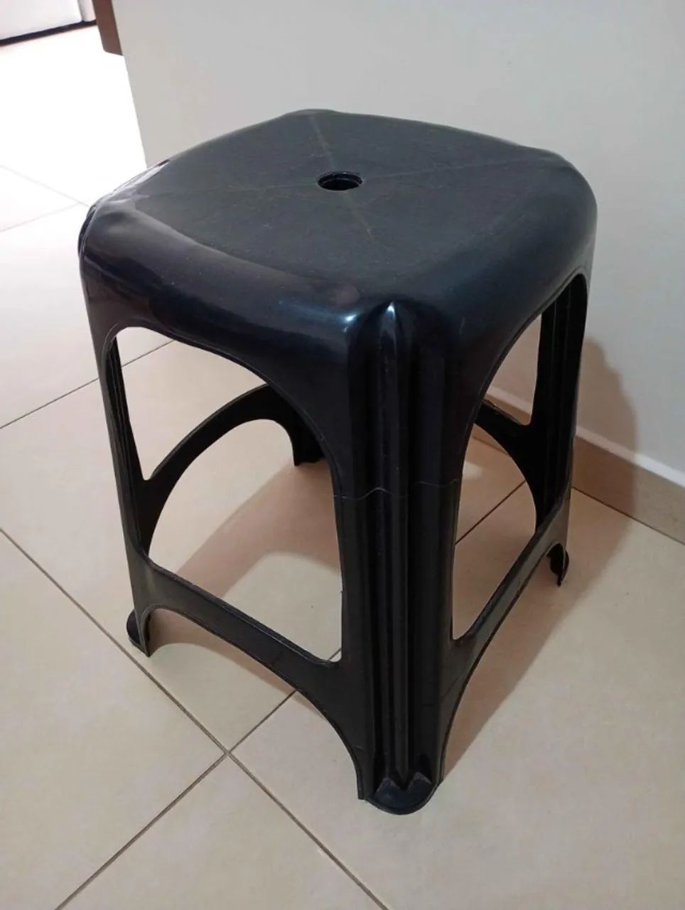 Banquinho em Plástico Preto 46 cm x 33 cm x 33 cm - Foto 3
