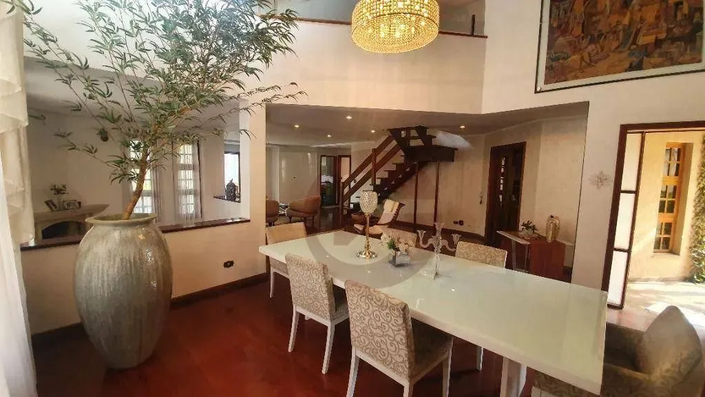 Sobrado com 5 Dormitórios, sendo 3 Suítes à venda, 380 m² por R$ 1.600.000 - Parque dos Pr