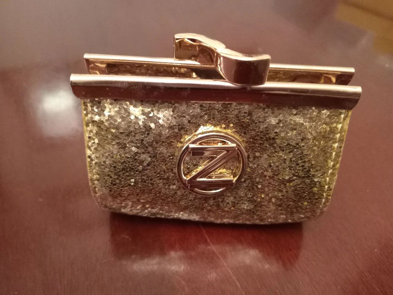 Porta níquel Clutch Dourada com Glitter e Detalhe Z