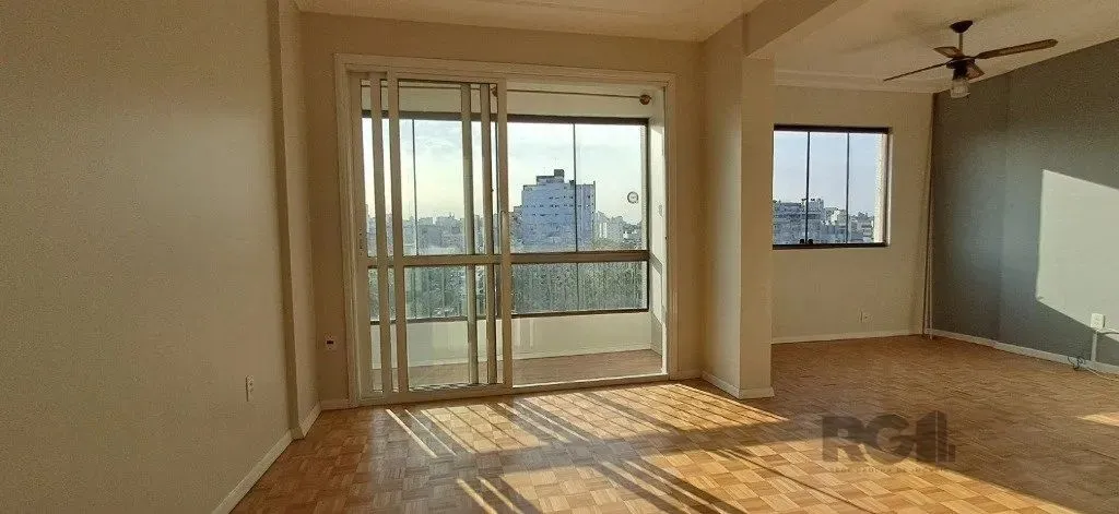 Apartamento de 3 Dormitórios no Bairro FarroupilhaAmplo apartamento de 3 dormitórios, tran