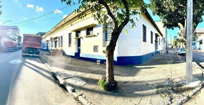 DEPÓSITO/Pavilhão DESOCUPADO, NA MOURA AZEVEDO. esquina com Conselheiro Camargo, com 638m²