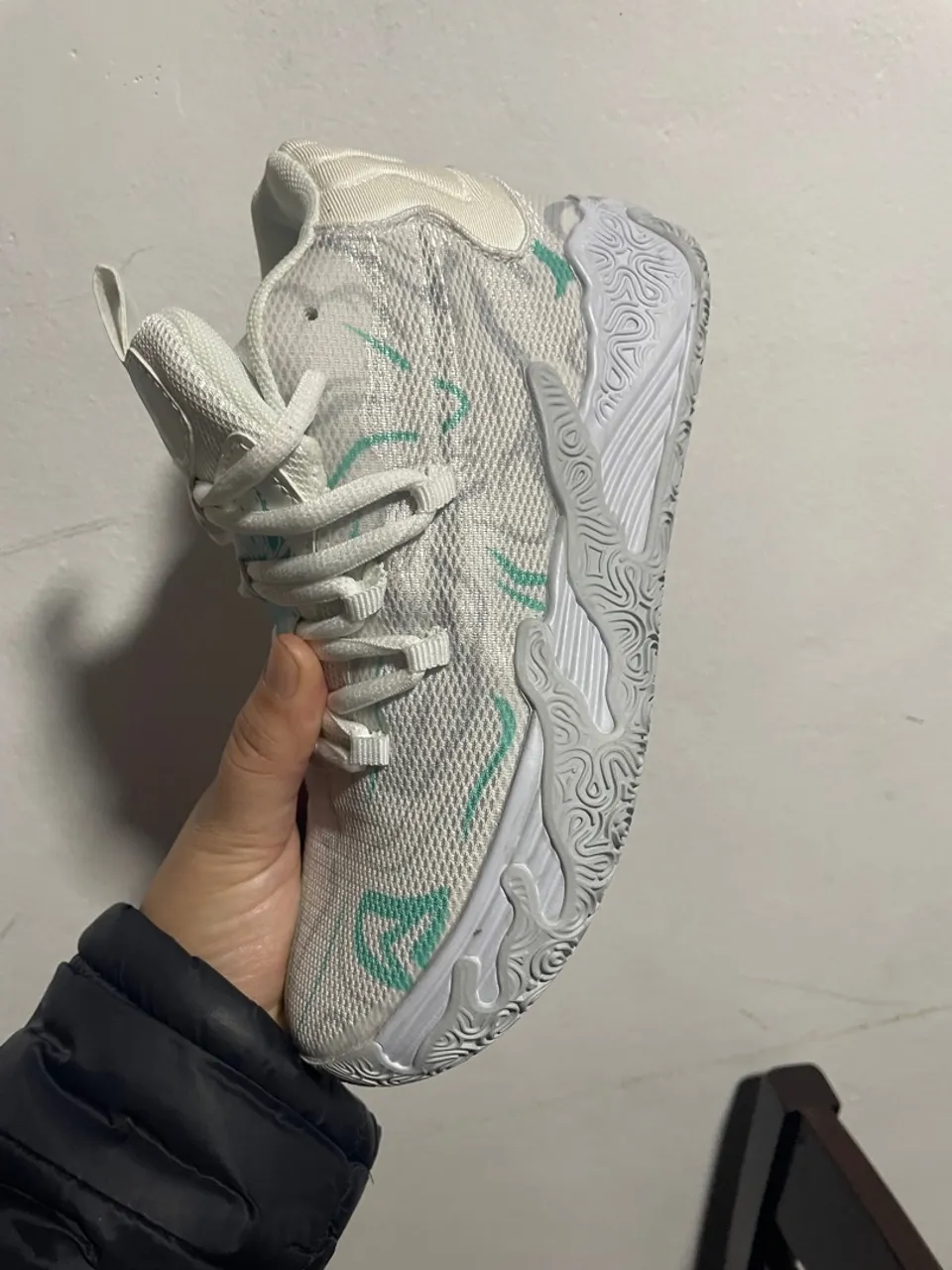 Tênis Esportivo Branco com Detalhes em Verde