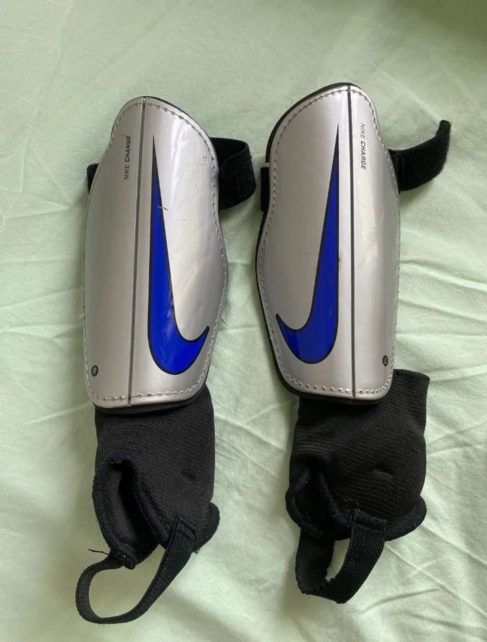 Caneleiras Nike Charge - Tamanho Infantil