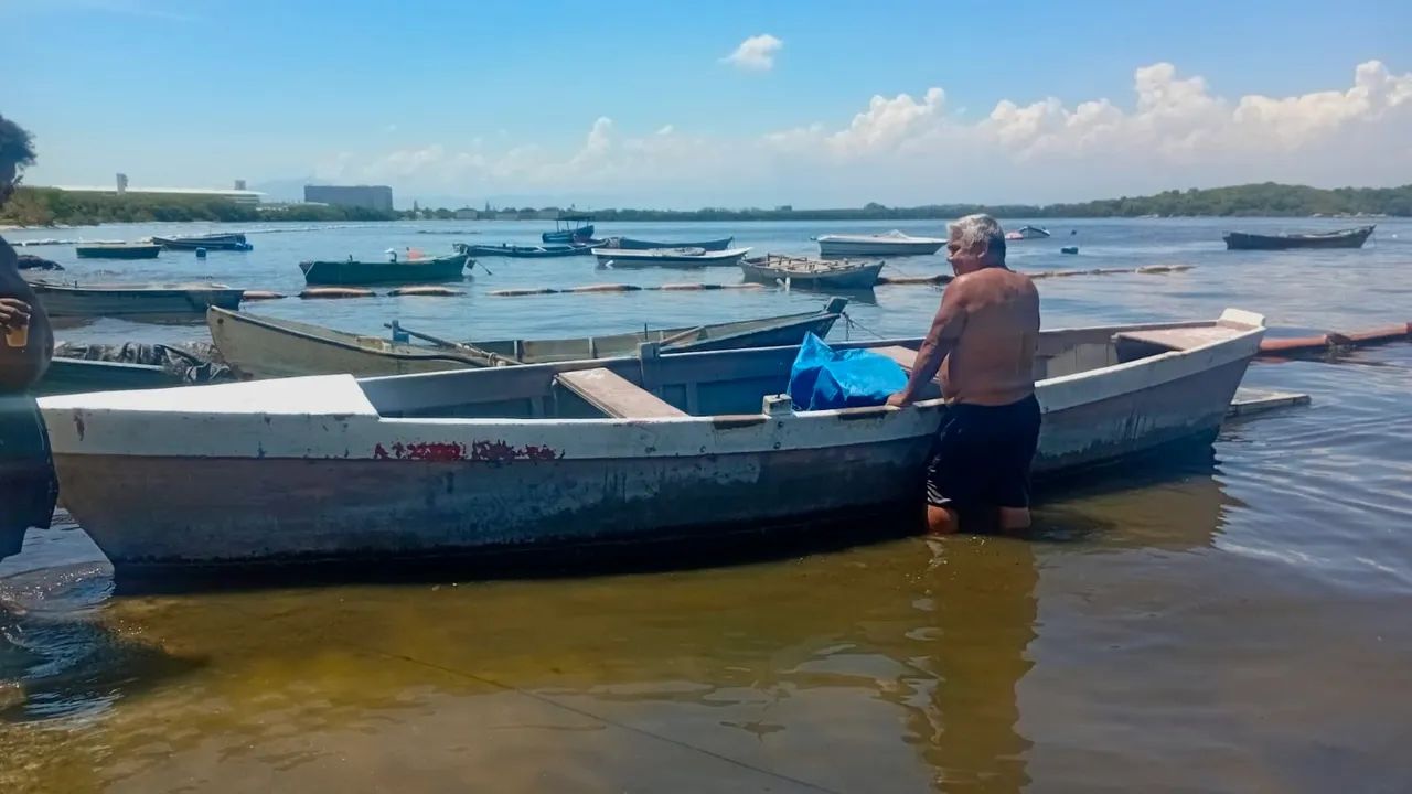 Barco de fibra com motor a diesel 