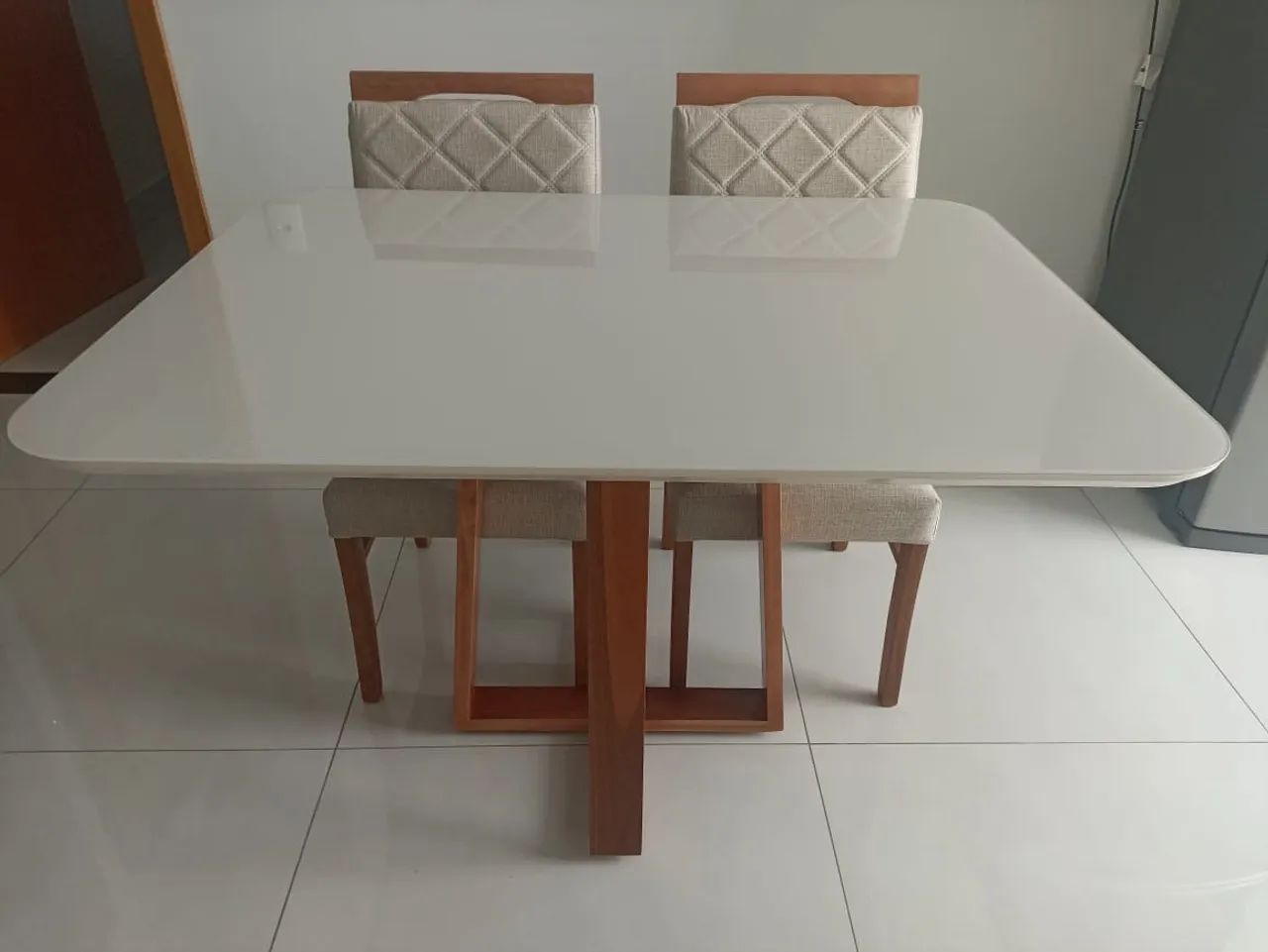 Mesa de Jantar Moderna com Design Elegante madeira 