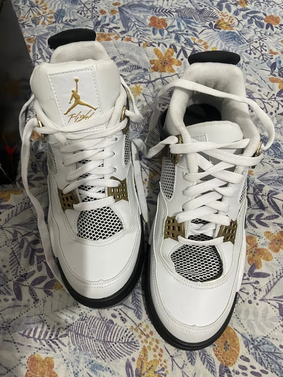 Air Jordan 4 Branco e Dourado