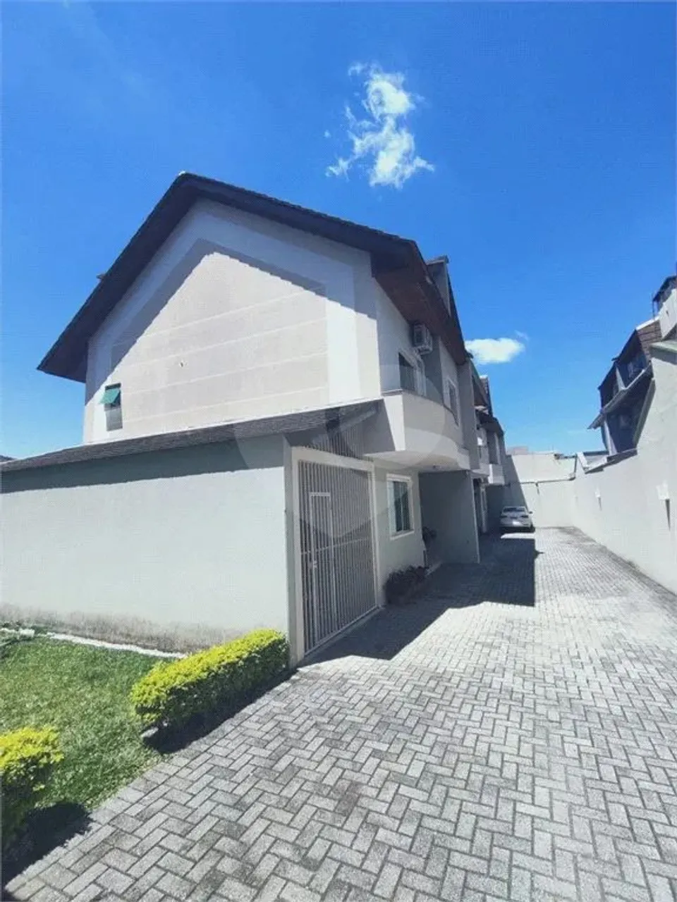 Sobrado para venda tem 150 metros quadrados com 4 quartos em Bacacheri - Curitiba - PR