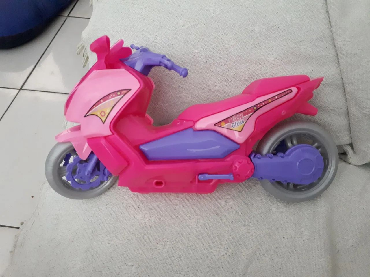 Chinelo com motinho de brinquedo. - Foto 5