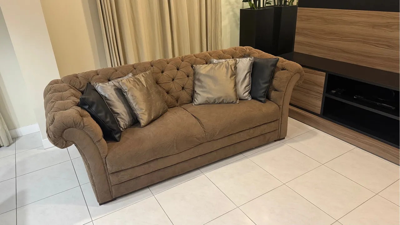 Sofá de 2 lugares em tecido com design clássico