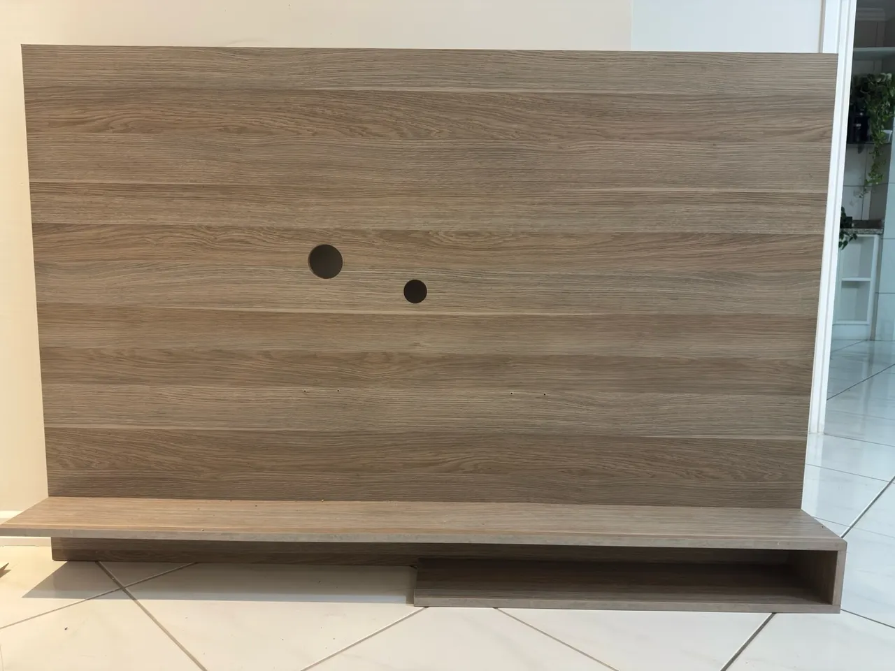 Painel de TV com prateleira e nicho 100% MDF