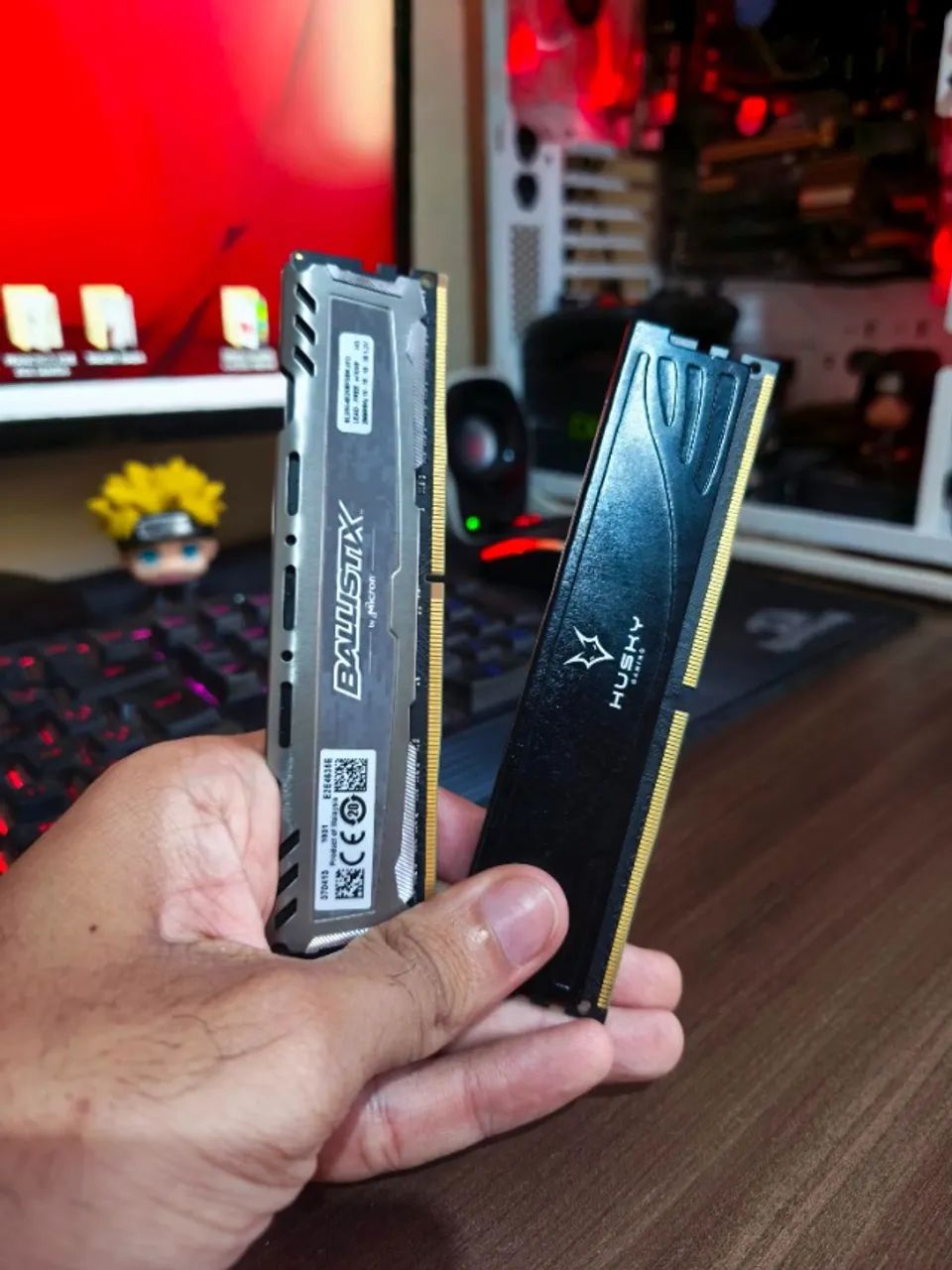 Kit 16GB Memória RAM DDR4 2666 MHz (8GB DDR4 Crucial Ballistix Sport + 8GB DDR4 Husky)