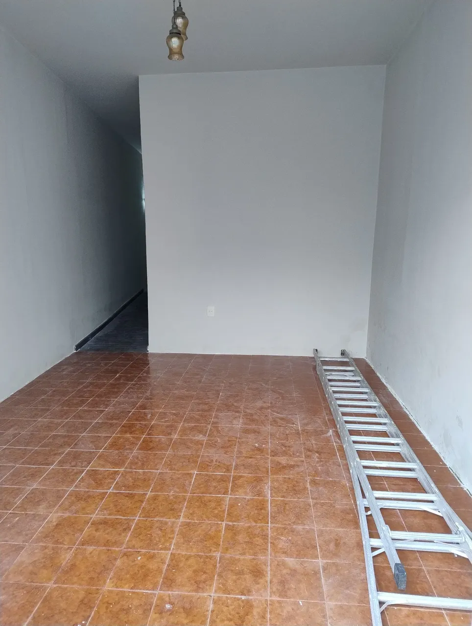 Casa no prado medindo 4 por 30, toda na lage, com 4/4, sala, cozinha, garagem e quintal.