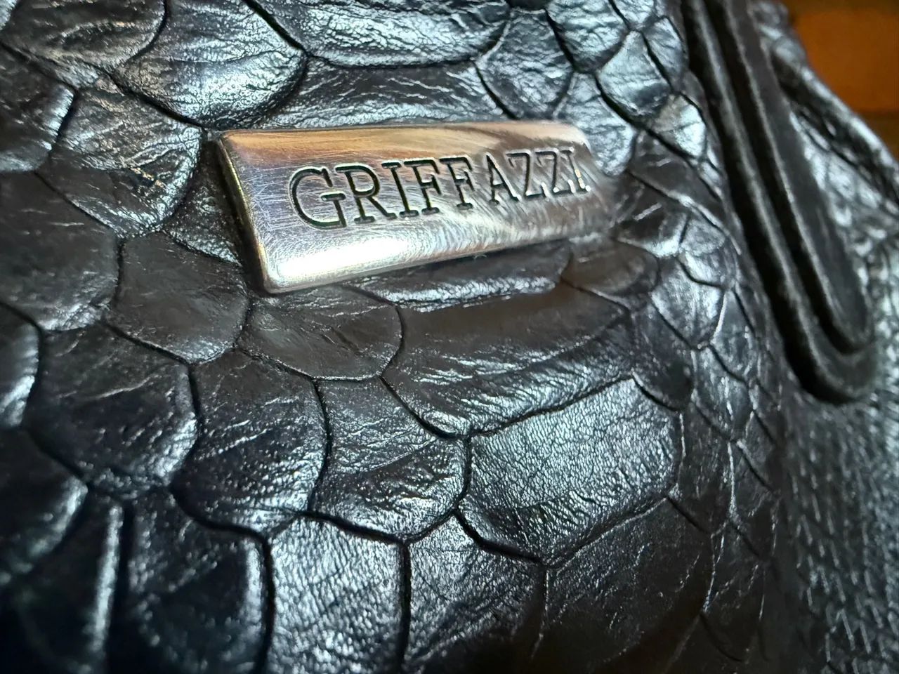 Bolsa de Mão Griffazzi em Couro Croco Preto - Foto 3