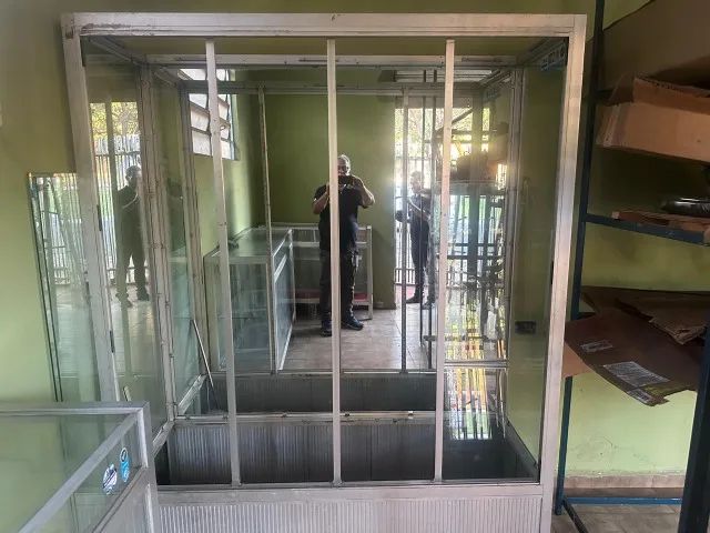 ARMÁRIO VITRINE SEMINOVO