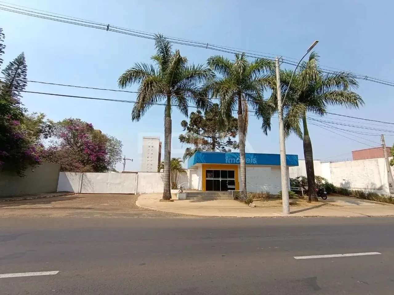 Amplo barracão comercial com 8 salas e 20 garagens no Parque Santa Felícia Jardim