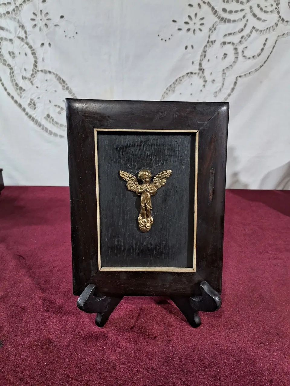 Antigo quadro em jacarandá com detalhes de osso e anjo de bronze 