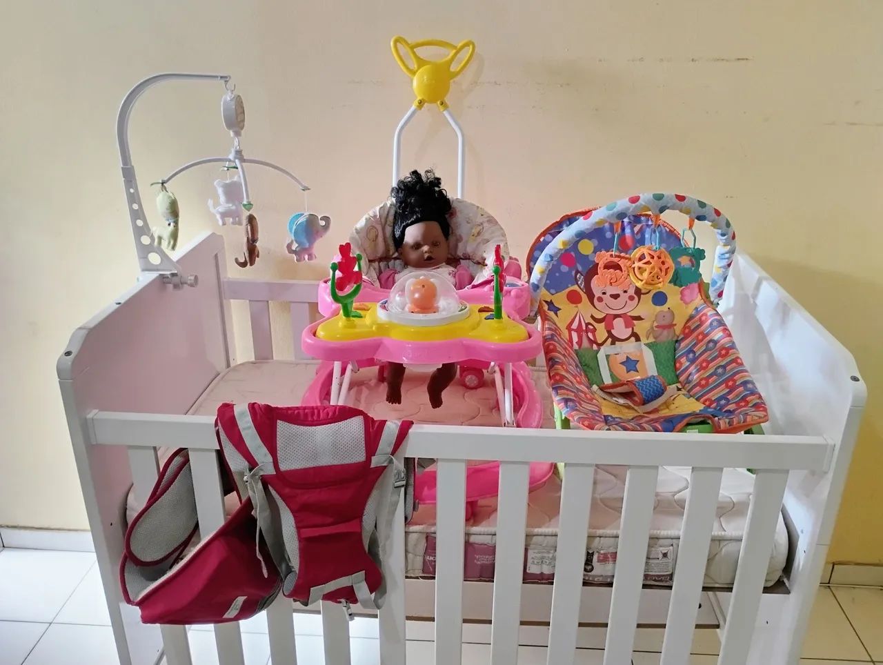 Berço Infantil Branco + Colchão + Mobile musical + Cadeirinha musical + Andador + Canguru