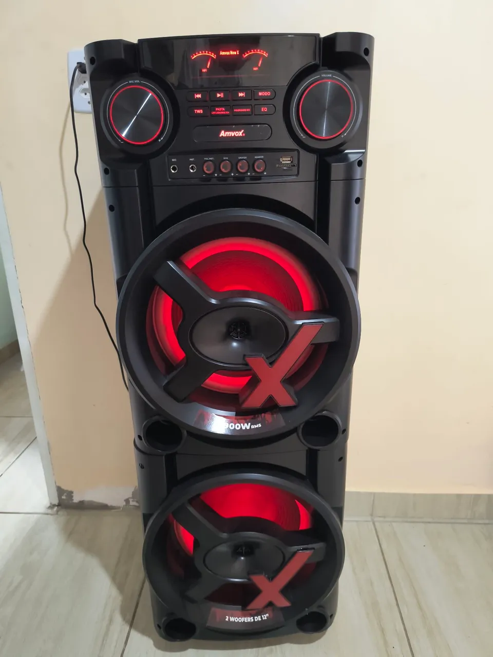 Caixa de Som Tower Potente e com Design Moderno