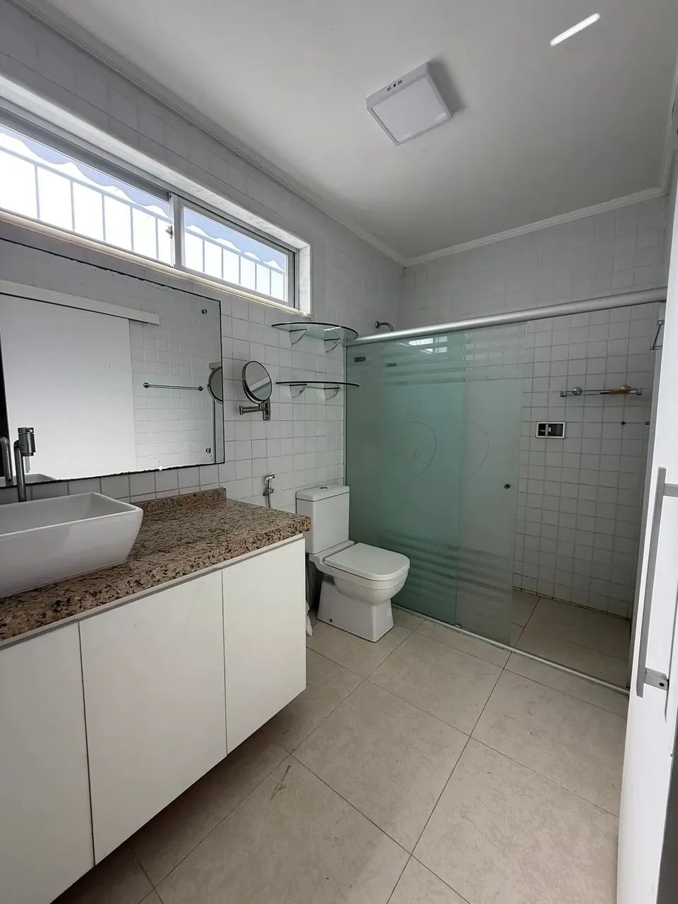 Linda casa com piscina e amplo terreno - Foto 5