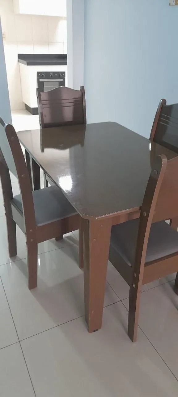 Mesa de Jantar com 4 Cadeiras - Linda!