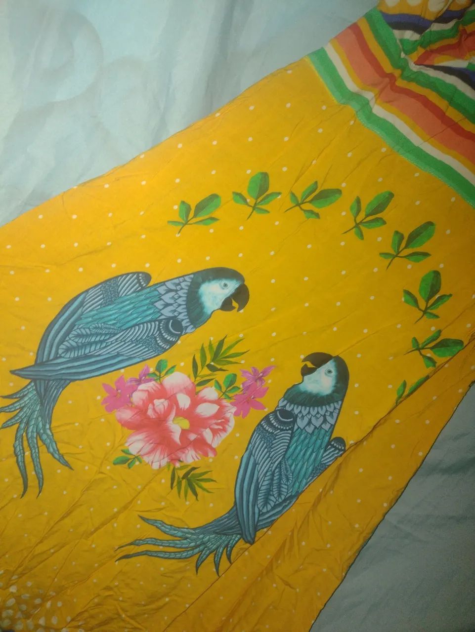 Vestido amarelo com estampa de araras - Foto 2