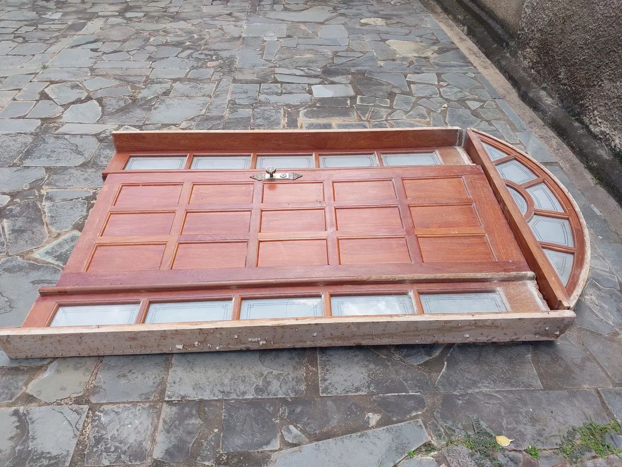 Porta de madeira maciça com vidros - Foto 2