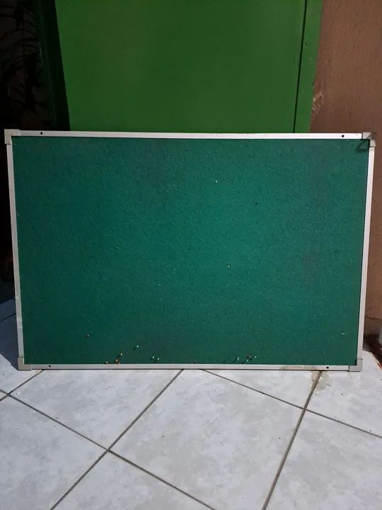 Quadro de avisos em ótimo estado! 90cm x 60cm