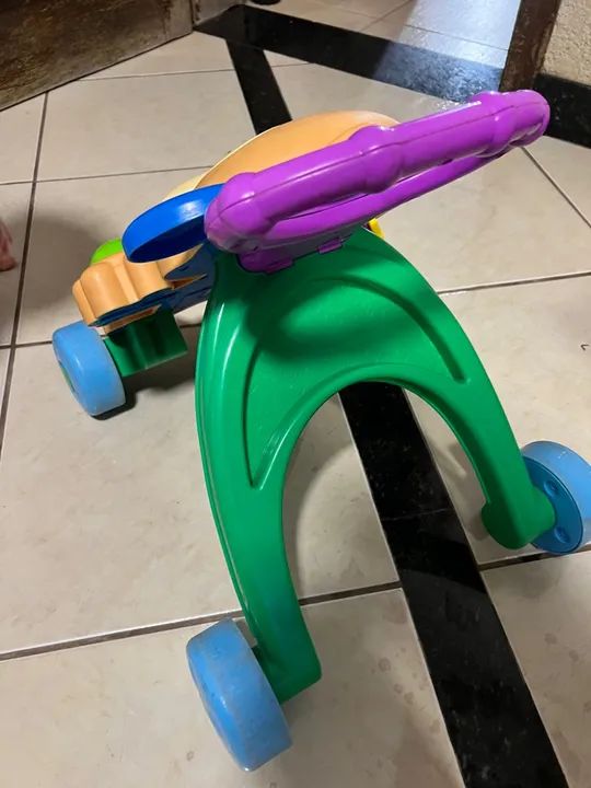 Andador de bebê Fisher-Price com sons e luzes - Foto 3