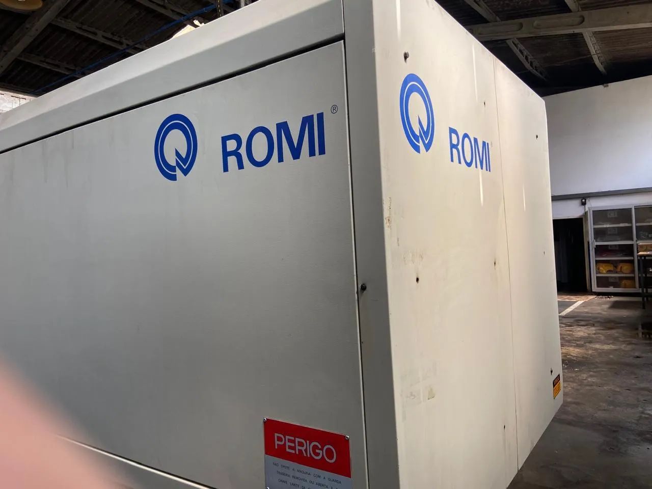 Injetora de Plástico Industrial ROMI 450 - Foto 3