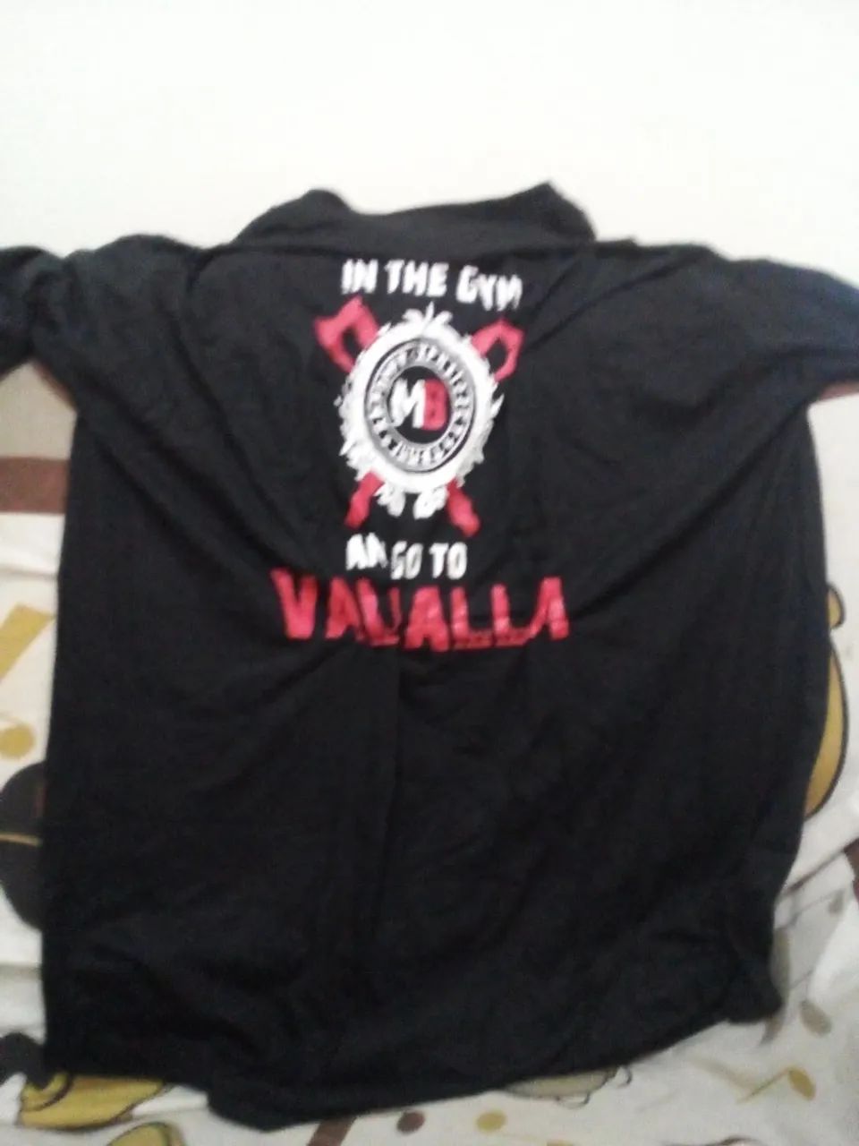 Vendo  contêiner e camisas de manga e sem mangas. - Foto 5