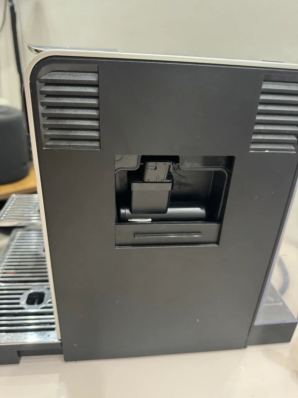 Cafeteira Nespresso Lattissima Pro EN750. - Foto 2