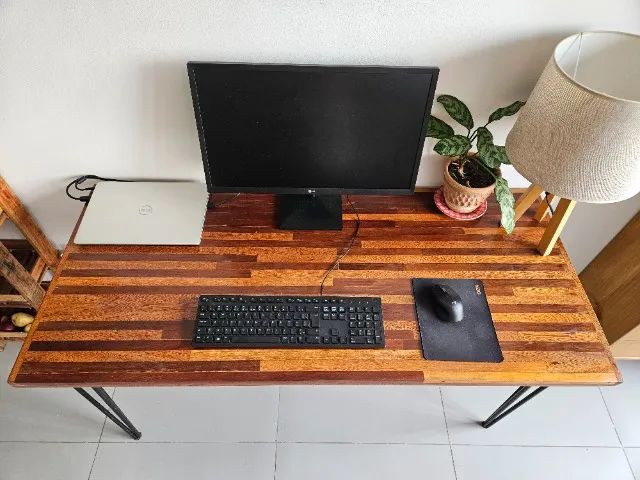 Mesa escrivaninha 135 x 60 de madeira de lei e ferro - Foto 2