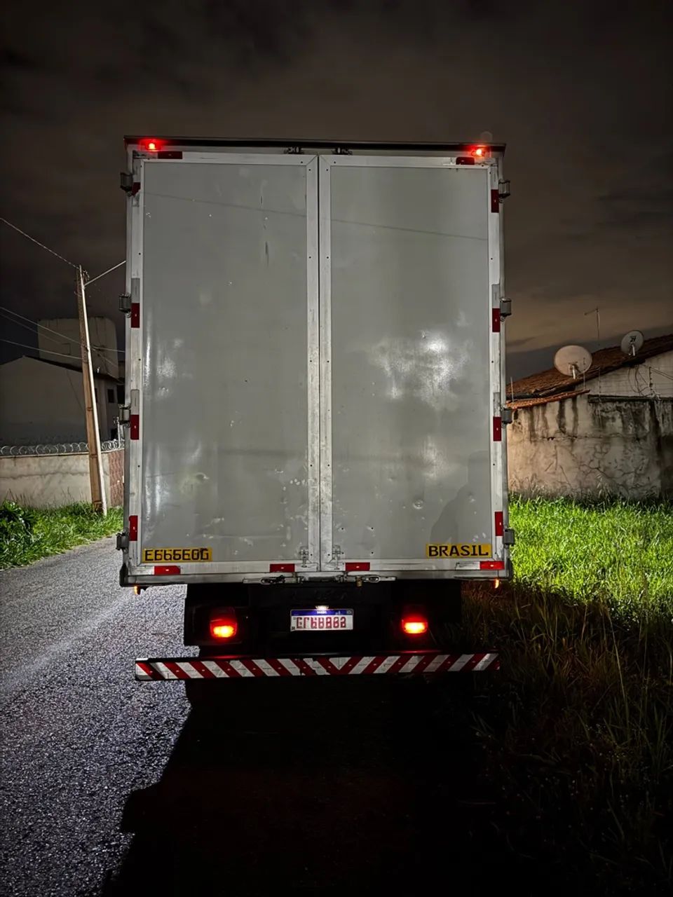 Caminhão Ford Cargo 712 Baú - Foto 2