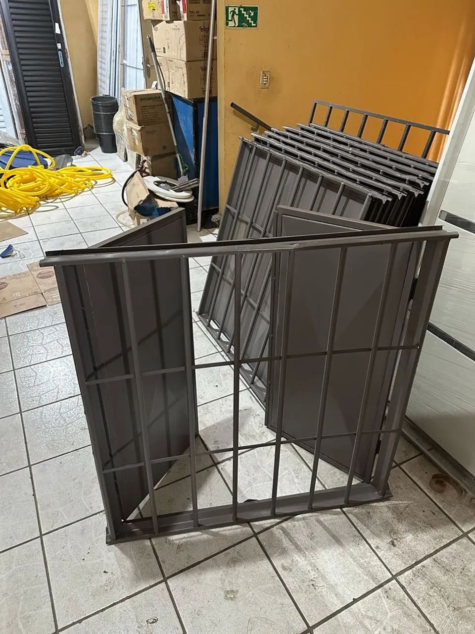 Janela de chapa 100x100 com grade  - Foto 2
