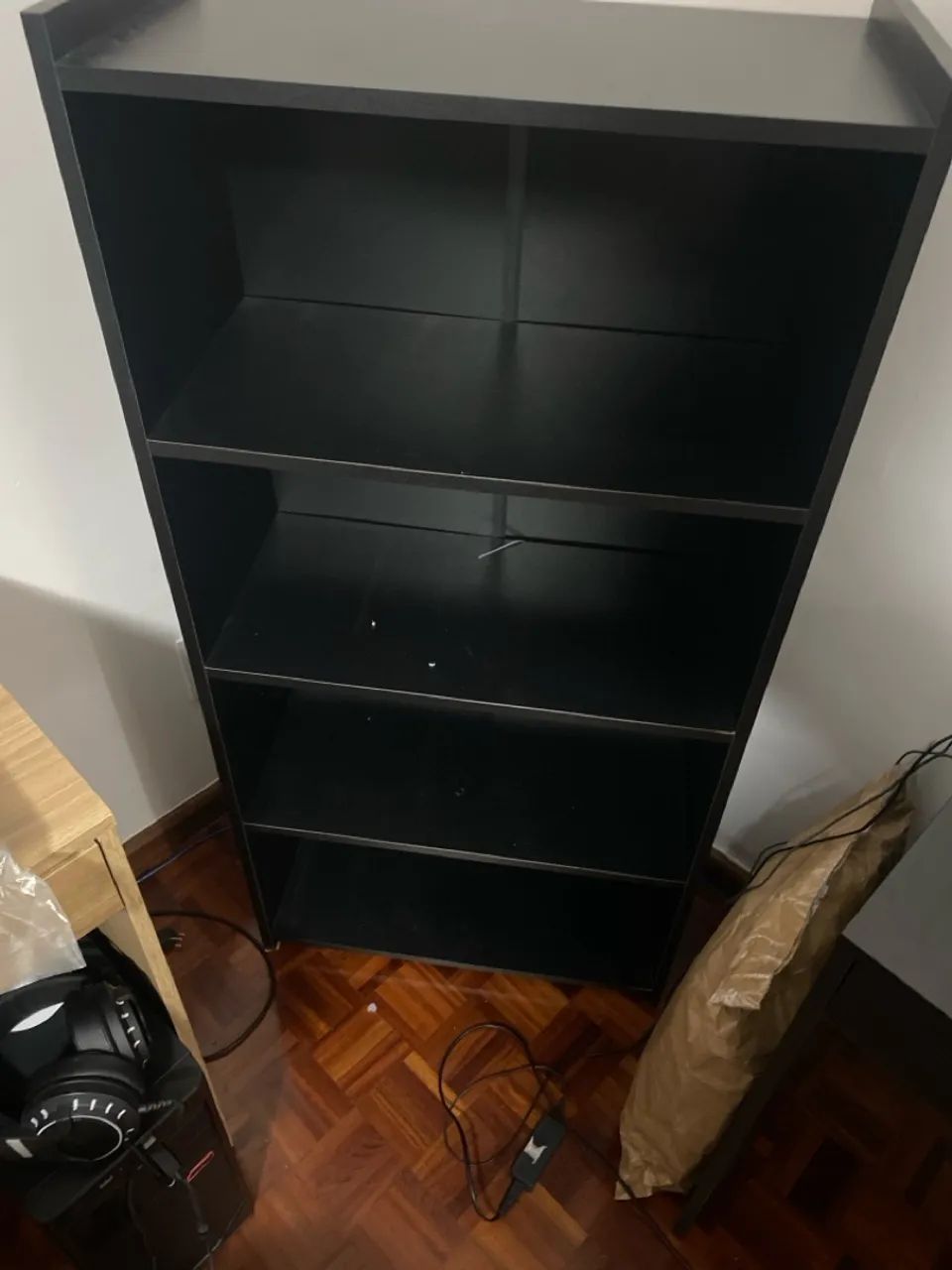 móvel preto para organização de quarto 
