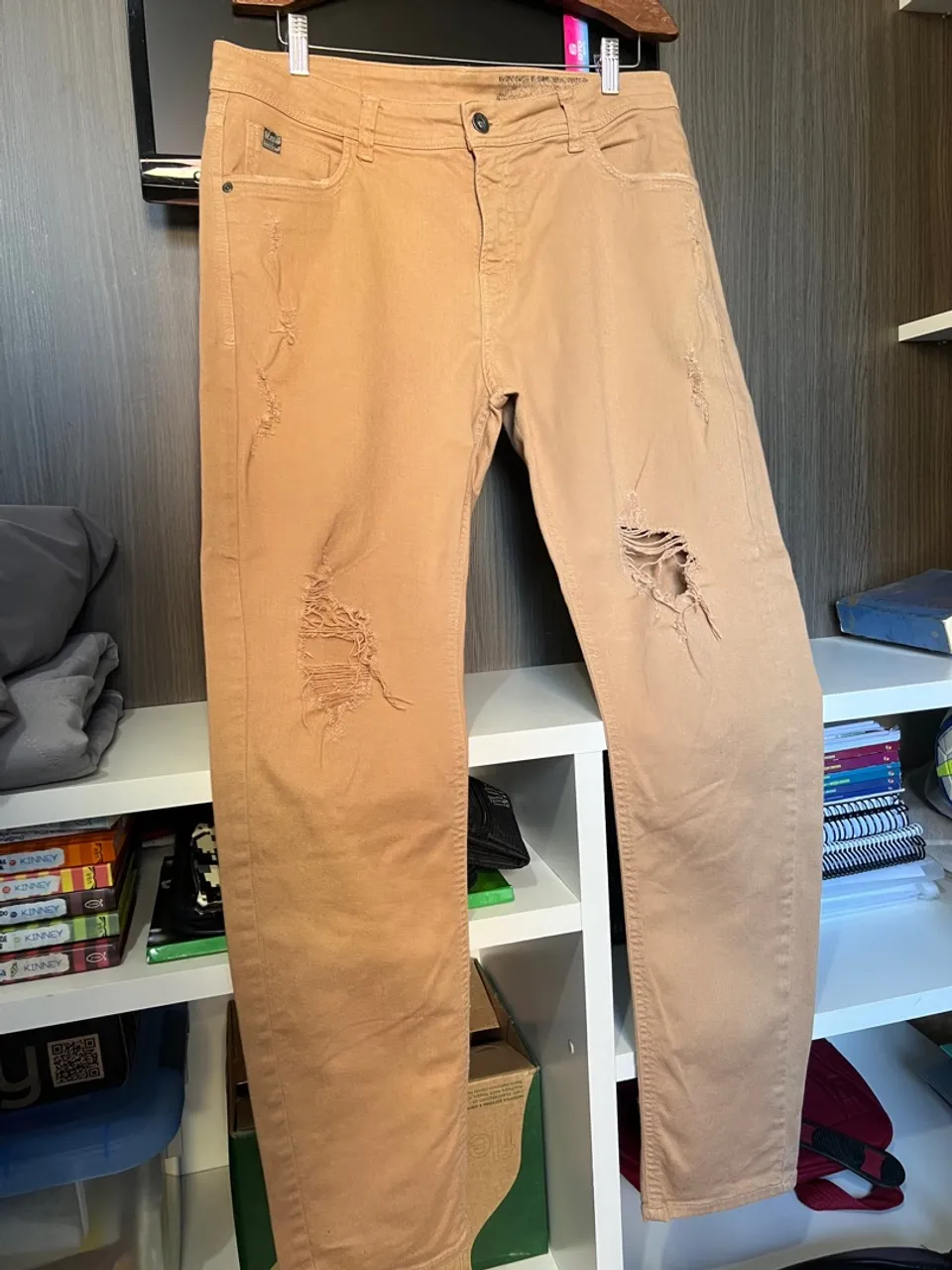 Calça Jeans ?Rasgada? Bege