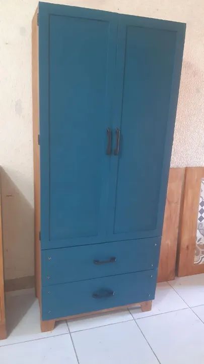 Armário de madeira azul com 3 gavetas