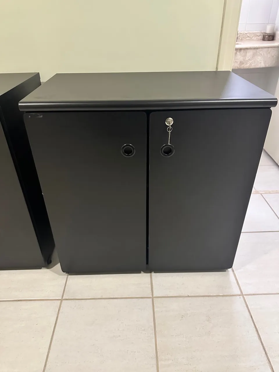 4 Armários Preto com Chave - Ideal para Escritório