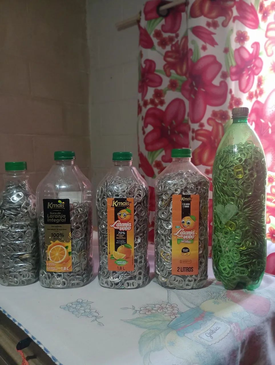 Garrafas de vidro decoradas com tampinhas de latinhas