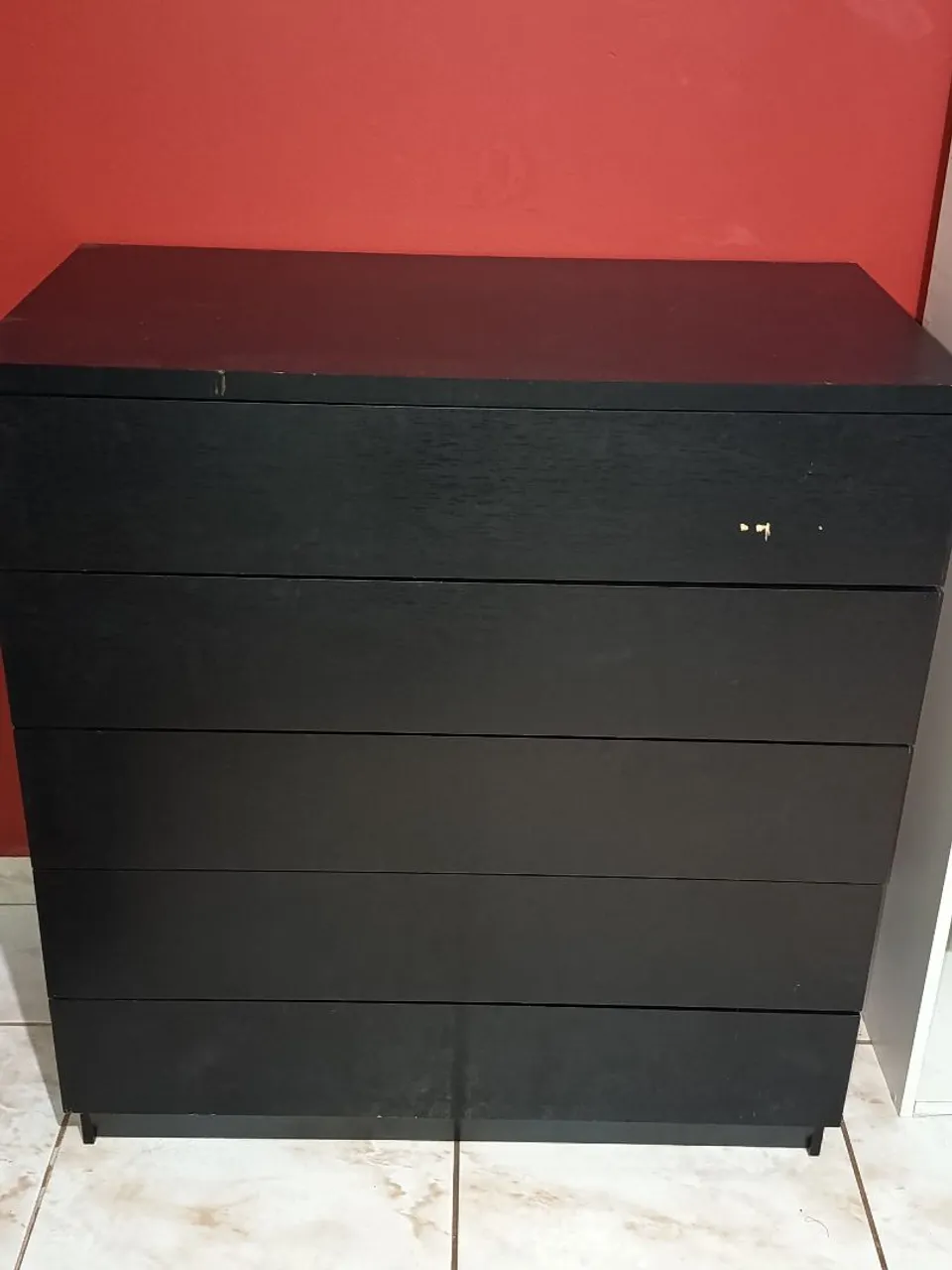 Cômoda preta com 5 gavetas