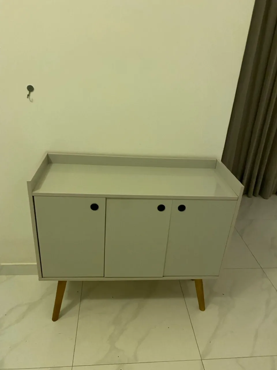 Móvel Organizador Cinza com Pés Palito