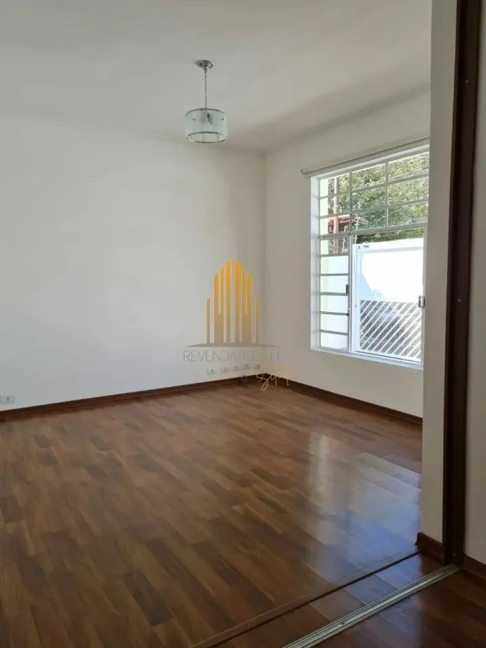 SOBRADO RESIDENCIAL DE 225M² COM DOIS DORMITÓRIOS , UM BANHEIRO, E SEIS VAGAS Á VENDA NO C