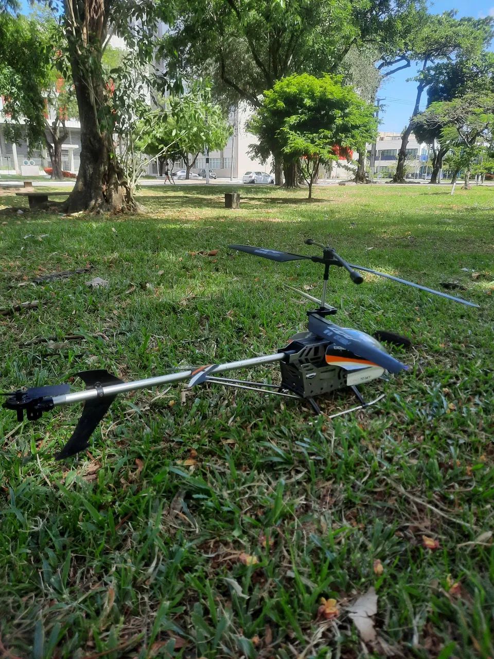 Remote control helicopter flying64318619276929121