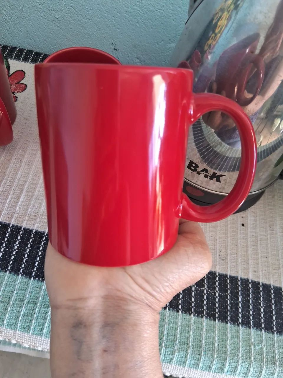 Monte seu cantinho do café. Canecas vermelhas,estantes modular e chaleiras elétrica por350