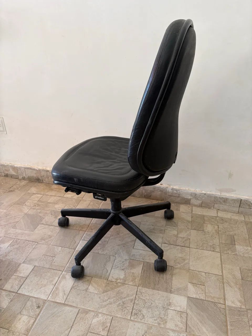 Duas Cadeiras executivas de couro