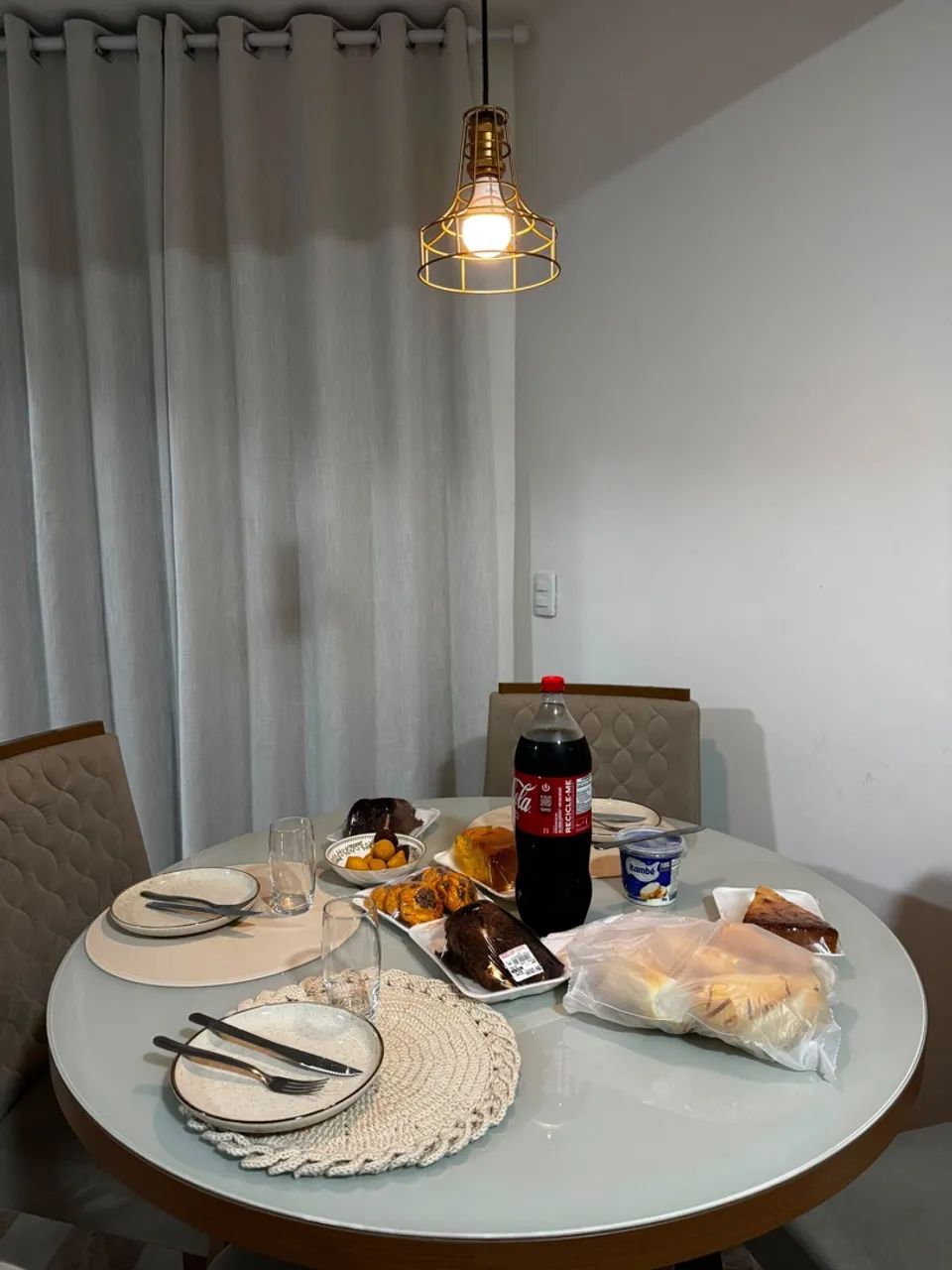 MESA DE JANTAR REDONDA COM 4 CADEIRAS