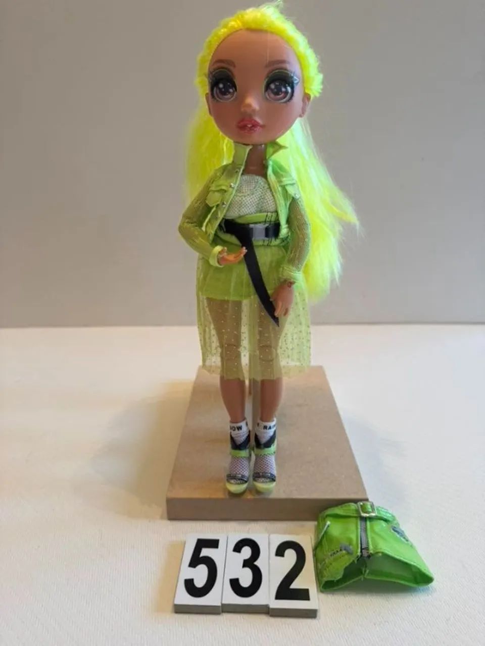  BONECA RAINBOW HIGH SERIES 2 KARMA NICHOLS NEON 