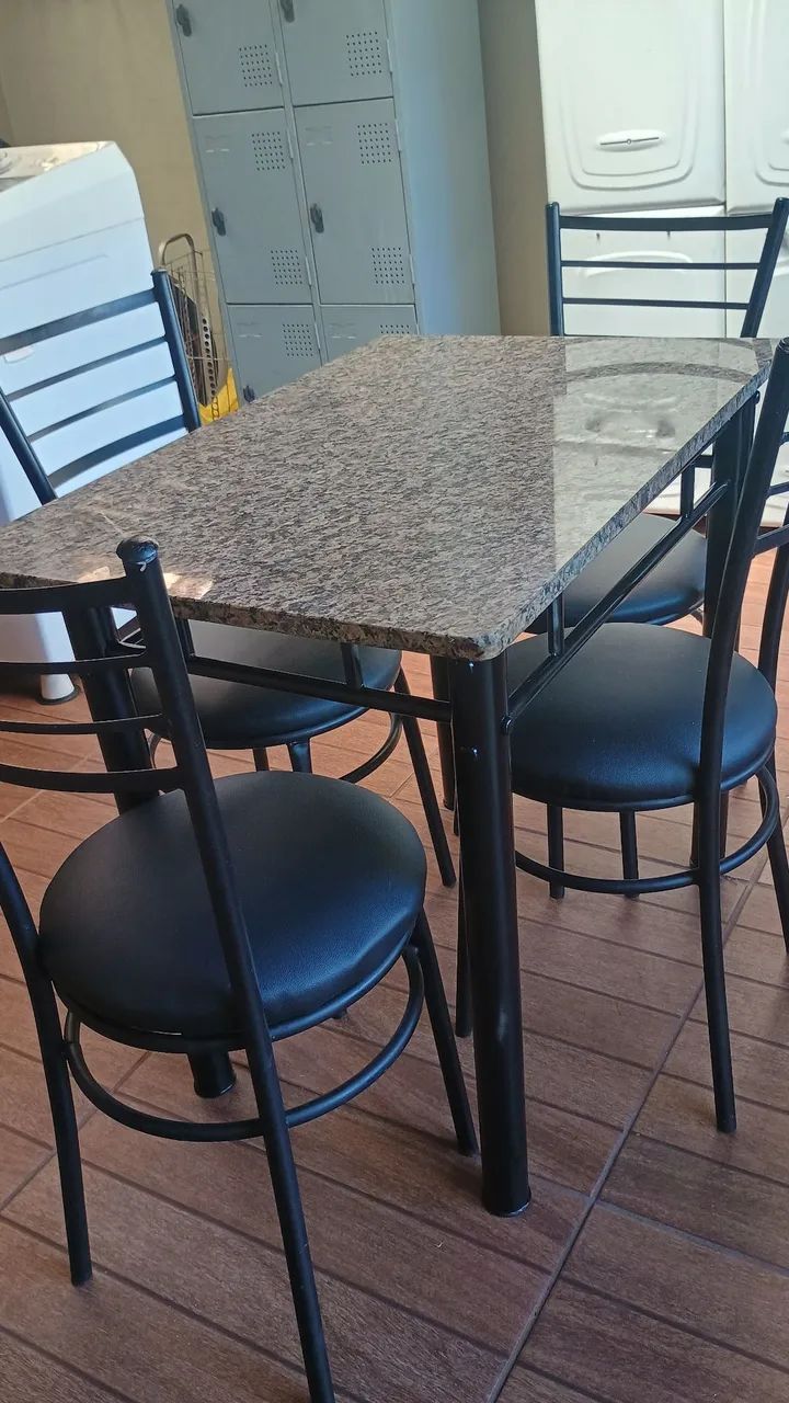 Mesa de mármore com 4 cadeiras 90- centímetros com 60 Largura 