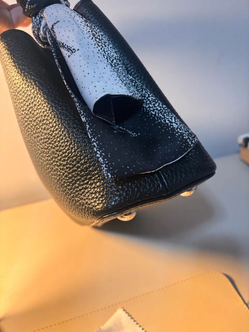 Bolsa LV Capucines preta com prata - Foto 5