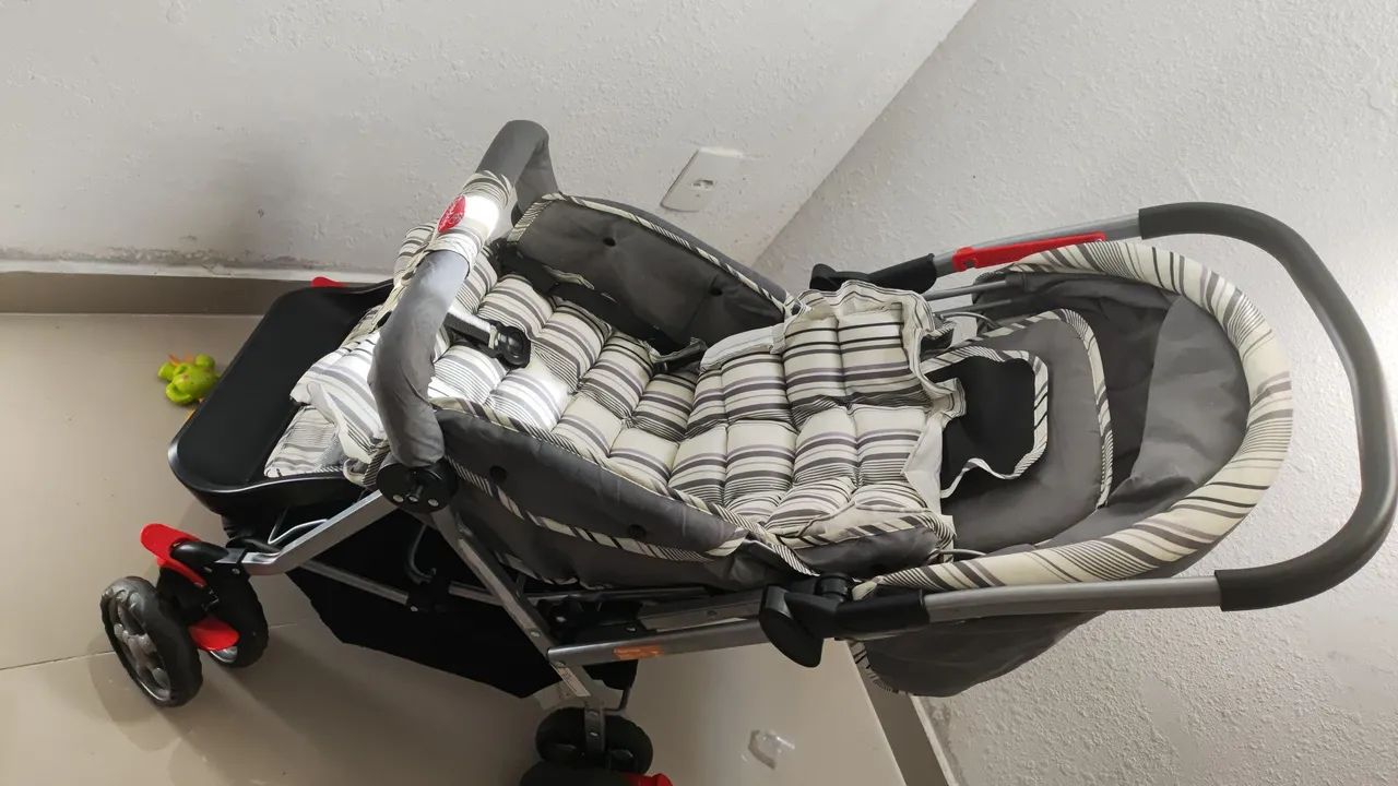 Vendo carrinho de bebê pouco meses de uso. - Foto 2